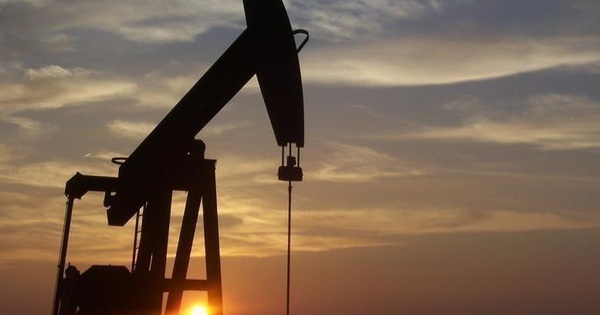 Giá dầu vọt lên mức cao nhất gần 2 năm sau báo cáo của OPEC và EIA