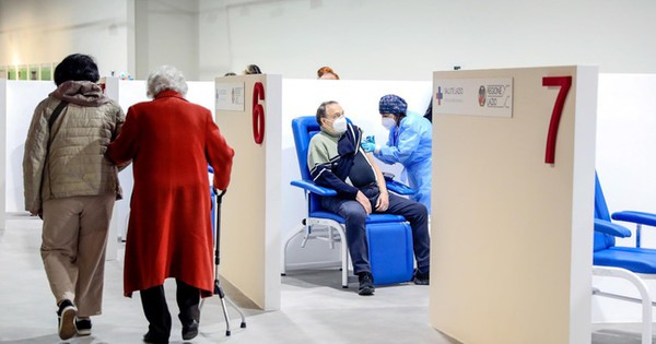 Châu Âu chạy đua tiêm vắc xin Covid-19: Những bức tranh xám xịt và chuyện những người "vô hình" bị bỏ rơi - Vimarsana News