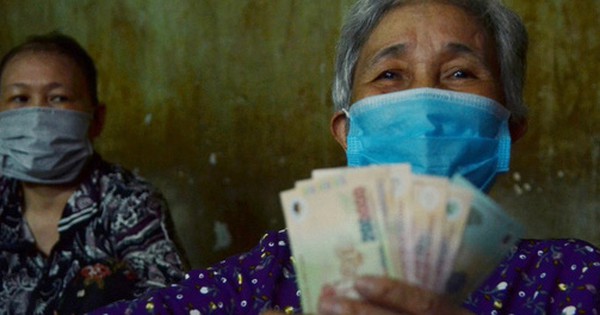 "Bô lão vé số" ở TP. HCM run run ký nhận gói hỗ trợ 886 tỷ đồng: Có tiền chúng tôi góp lại tặng người bị giật vé số - Vimarsana News
