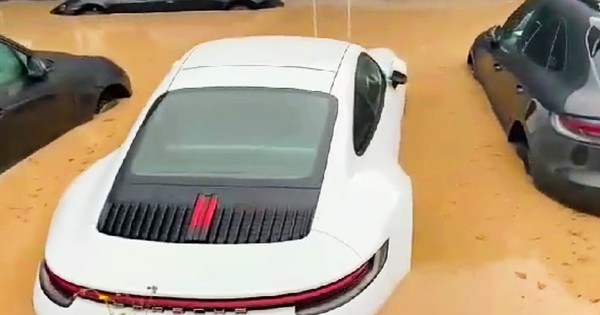 Xót xa cảnh dàn xe Porsche ngâm trong nước lũ tại Đức - Vimarsana News