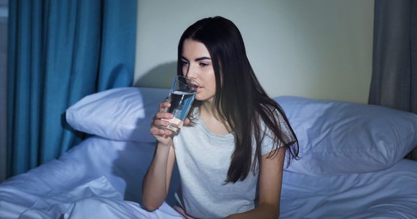 Uống một cốc nước ấm sau khi ngủ dậy rất tốt nhưng nên uống trước hay sau khi đánh răng mới THỰC SỰ hiệu quả? - Vimarsana News