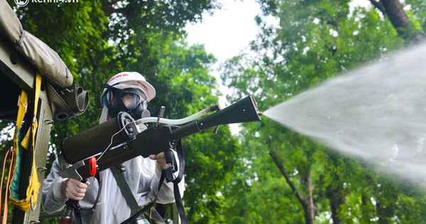 Ảnh: Hàng chục xe chuyên dụng bắt đầu phun khử khuẩn quanh Hồ Gươm và nhiều tuyến phố chính tại Hà Nội - Vimarsana News