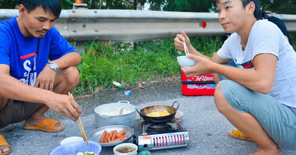Bữa cơm nấu vội ngay ven đường của tài xế nằm chờ gần 2 ngày để xin giấy "luồng xanh" vào Hà Nội - Vimarsana News
