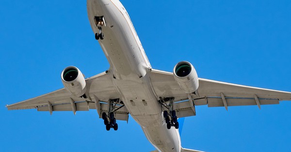 Máy bay Boeing 737 rơi xuống biển, 2 phi công sống sót thần kỳ - Vimarsana News