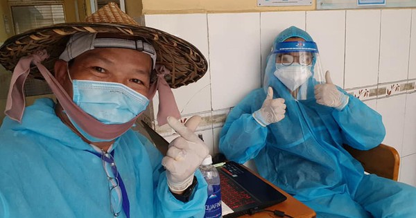 Một ngày "cật lực" của hai bố con tình nguyện viên lao vào tâm dịch: "Còn khỏe là còn giúp mọi người!" - Vimarsana News