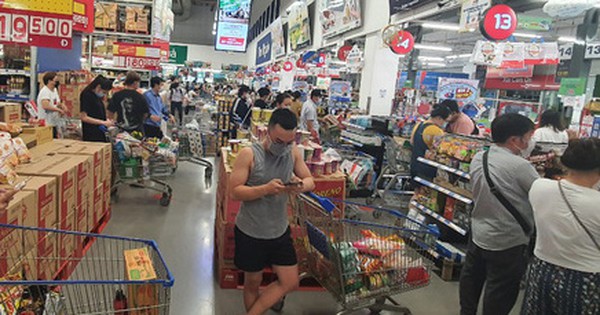 Người dân TP HCM lại đổ đến siêu thị, cửa hàng mua gom thực phẩm - Vimarsana News