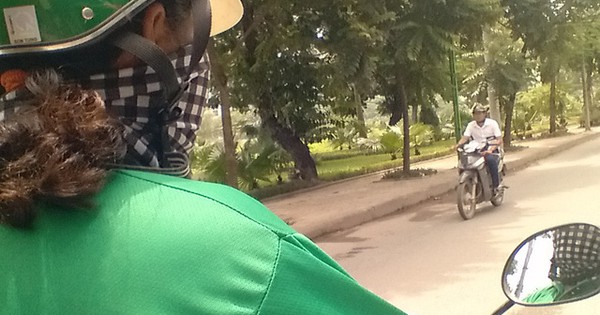 Chuyện của một tài xế GrabBike mùa dịch: Một ngày chỉ còn chạy 15 cuốc, thu nhập giảm một nửa - Vimarsana News