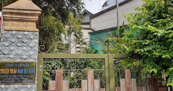 Đại gia bất động sản lâm vào cảnh bi đát, bị ngân hàng rao bán nợ khủng, bán rẻ nhà đất
