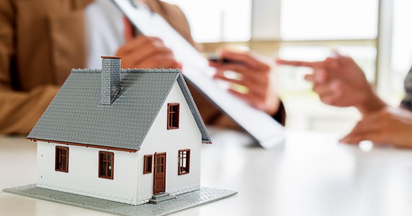 Nhận cọc giúp khách, môi giới dính cú lừa hoàn hảo từ khách hàng, phải đi đền cọc