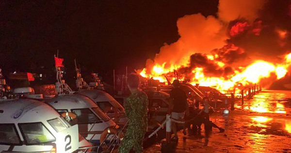 NÓNG: Hàng loạt ca nô tại bến du lịch Cửa Đại bốc cháy dữ dội