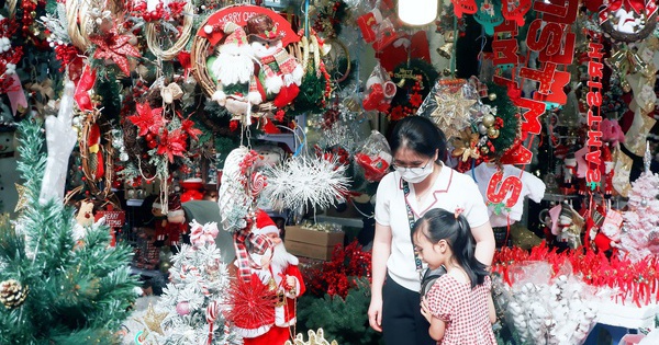 Các mặt hàng trang trí Giáng sinh phổ biến nhất tại phố Hàng Mã Hà Nội là gì?