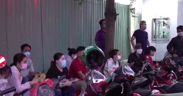 Xếp hàng từ rạng sáng chờ rút bảo hiểm xã hội 1 lần