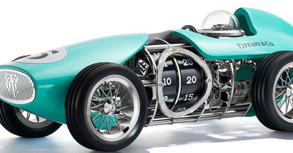 Đồng hồ phong cách xe đua dài chỉ bằng chiếc laptop, giá ngang siêu xe