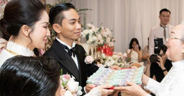 Khánh Thi được tặng vàng miếng và mâm tiền mặt trong lễ ăn hỏi