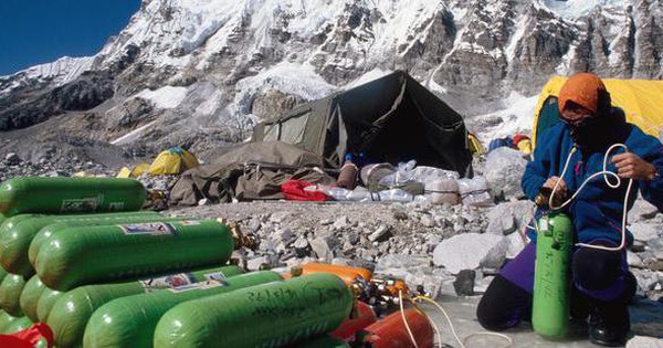 Thám hiểm Everest theo phong cách nhà giàu: 3 tỷ đồng ở khách sạn 5 sao, có quầy bar, tiệm bánh riêng, đắt đỏ nhưng người lên núi vẫn xếp hàng dài gây tắc nghẽn