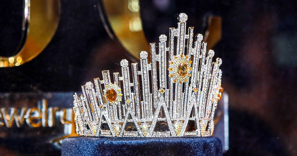 Công bố vương miện Hoa hậu Hoàn vũ Việt Nam 2022, được đính kết hơn 2000 viên kim cương