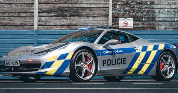 將罪犯的法拉利超級跑車改造成巡邏車