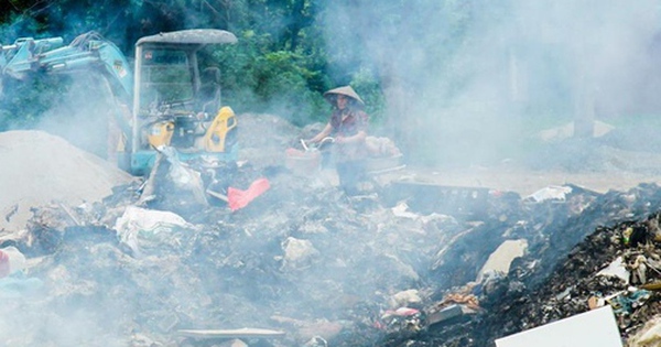 Ảnh: Rác thải bốc mùi, cháy âm ỉ ngày đêm, thôn xóm ở Hà Nội khốn khổ