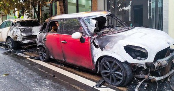 Ô tô bốc cháy như đuốc ở thành phố Lào Cai