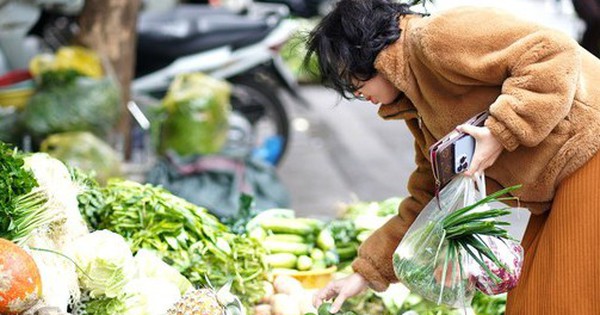 Chợ mùng Ba Tết nhộn nhịp: Lễ cúng hóa vàng, rau xanh đắt khách
