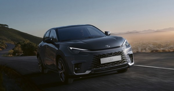 レクサス最小SUV発売