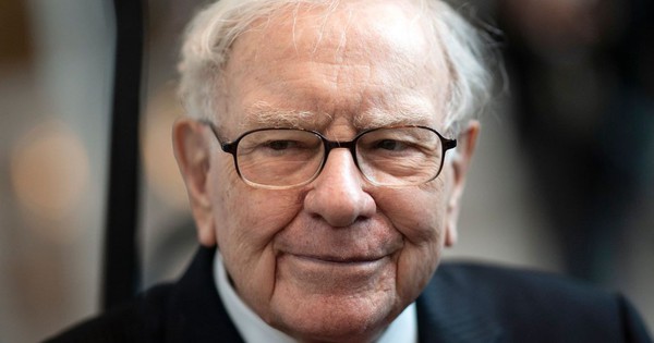 Warren Buffett tích trữ kỷ lục 157 tỷ USD tiền mặt, bán hàng loạt cổ phiếu từng nắm giữ dài hạn: Chuyện gì đang xảy ra?