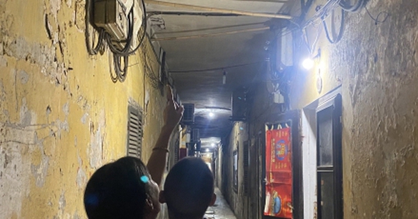 Bên trong khu tập thể cũ nát ở Hà Nội, cứ mưa là dột, nước dềnh ngập nhà