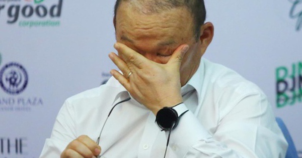 HLV Park Hang Seo rưng rưng nước mắt, cúi chào cảm ơn người hâm mộ Việt Nam