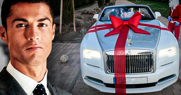 Ronaldo mê mệt xe siêu sang RollsRoyce Ghost