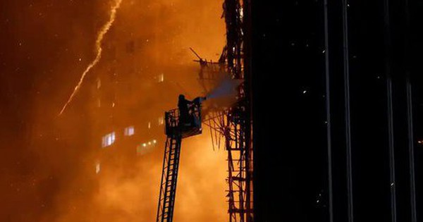 Cao ốc biểu tượng bến cảng Hồng Kông chìm trong biển lửa