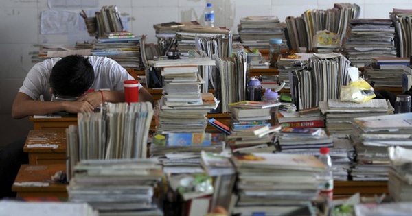 Bên trong "công xưởng thi đại học" lớn nhất Trung Quốc: Học 15 tiếng/ngày nhưng chỉ có 15 phút để ăn, giáo viên lên lịch sinh hoạt cho cả lớp để tránh lãng phí thời gian
