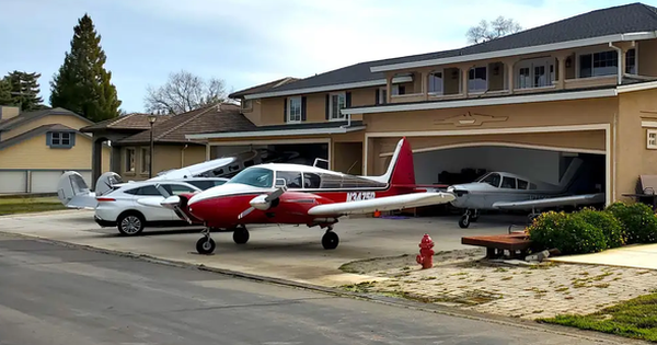 Một thị trấn mở cửa là thấy đường băng, cư dân có phi cơ riêng dùng để… đi ăn sáng