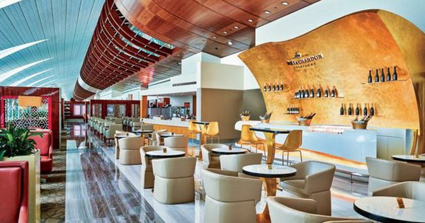 Người đàn ông thể hiện tài "ăn chùa" đỉnh cao: Chỉ mua một vé máy bay mà được hoàn chục nghìn USD kèm theo dịch vụ ăn miễn phí suốt cả năm tại phòng chờ hạng VIP