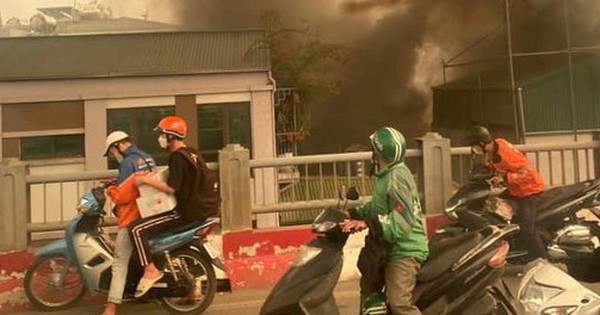 Hà Nội: Cháy lớn tại quán bia hơi ở Hai Bà Trưng, cột khói bốc cao hàng chục mét