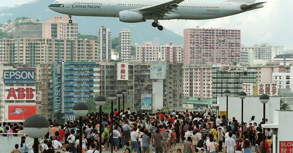 世界上最難降落的機場，飛機在兩棟大樓之間“衝浪”，很正常