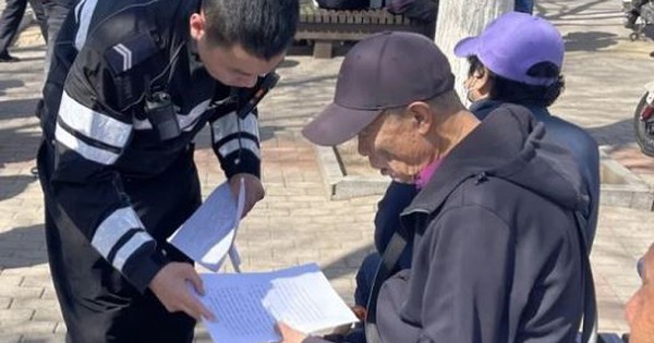 Từ chối phục vụ ông lão U70 chuyển tiền, nhân viên ngân hàng còn lập tức báo cảnh sát nhưng lại được cảm ơn không ngớt