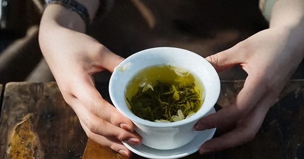 Người uống quá nhiều trà có thể gặp phải vấn đề sức khỏe gì? Câu trả lời gây bất ngờ lớn