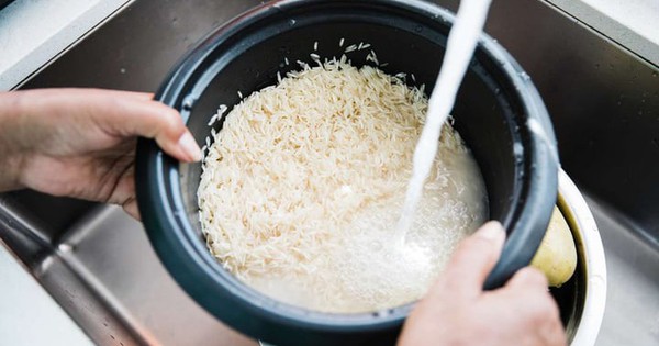 Vì sao không nên trực tiếp vo gạo trong ruột nồi cơm điện?