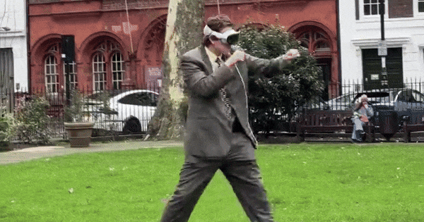 Apple Vision Pro gây bão khi tạo trend mới: Đeo ở bất kỳ đâu dù là nơi khó  tin nhất