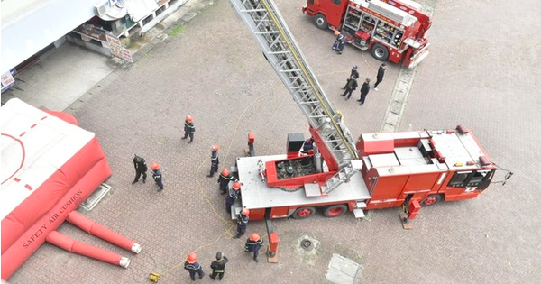 Cứu bệnh nhân tự tử, một bảo vệ bệnh viện rơi lầu tử vong