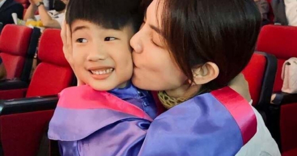 Đúng là "miệng hại thân", đang có cuộc sống ai nấy ghen tỵ, nữ ca sĩ cao hứng tiết lộ 1 câu mà "toang" cả hình tượng mẹ đảm