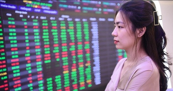 Chứng khoán lập đỉnh: "Ôm" cổ phiếu, chốt lời hay mua thêm?