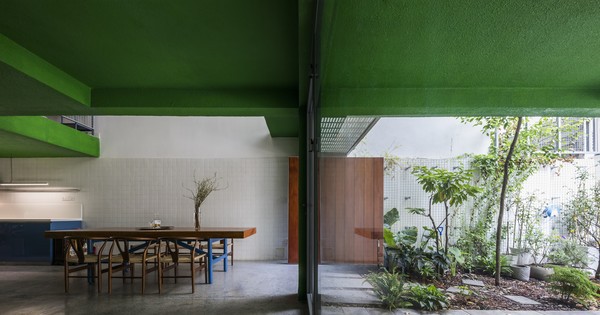 Nhà phố thoáng mát nhờ 2 khu vườn thông gió chéo