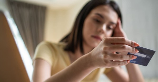 Tỉnh táo đi, đây là 3 cách khiến bạn rất dễ trở thành “chúa chổm” thông qua thẻ tín dụng