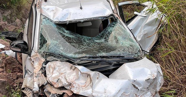 Xe ô tô bẹp dúm, biến dạng hoàn toàn sau khi lao xuống vực, gia đình 5 người sống sót thần kỳ