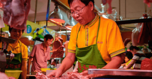 Người đàn ông bị chế giễu vì tốt nghiệp ĐH Bắc Kinh xong đi bán thịt lợn, 10 năm sau tất cả phải xin lỗi