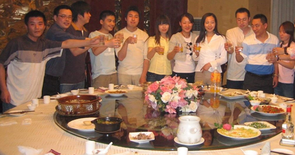 Về quê họp lớp, sau khi đi vệ sinh quay lại không thấy ai, chỉ còn tờ hóa đơn 35 triệu đồng: Tôi rút điện thoại nghe đầu dây bên kia rồi bật khóc!