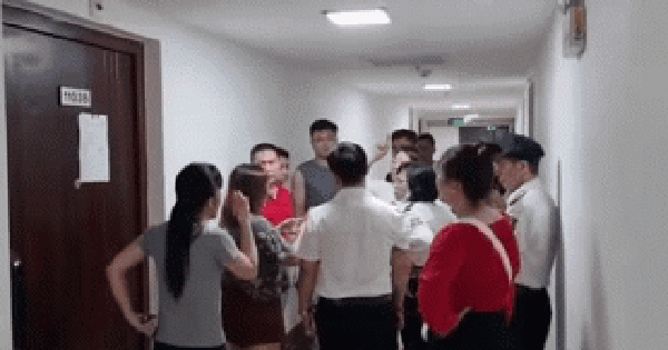 Người phụ nữ đạp cư dân ở chung cư tại Hà Nội: Do bố bị xúc phạm nhiều lần?