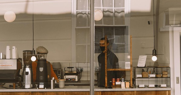 Một quán cà phê cấm khách mang laptop đến ngồi làm việc khiến dân mạng tranh cãi: Liệu có phải cách làm hay?