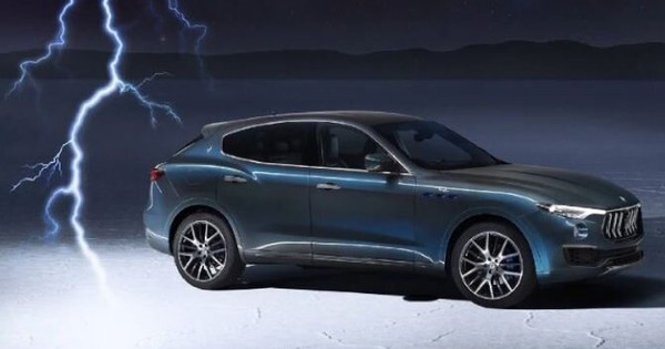 Lái xe điện ngoài trời mưa giông sẽ dễ bị sét đánh hơn đi xe xăng?